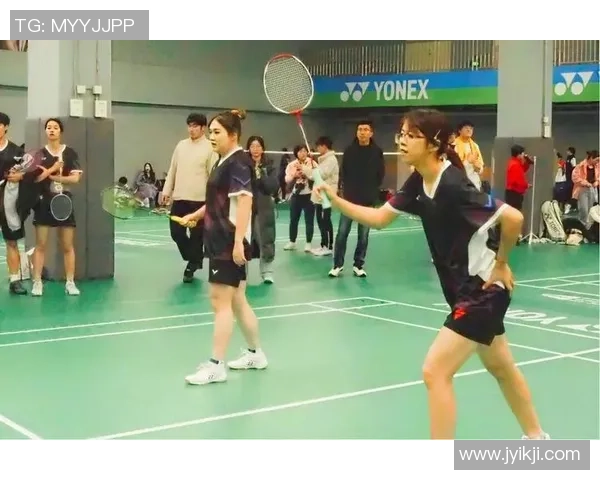 成都羽毛球队与杭州羽毛球队赛后复盘团队协作的精彩瞬间与经验分享